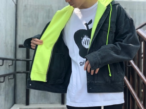 デニムジャケットのパーカー