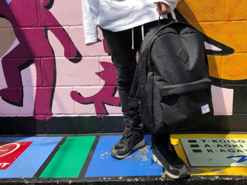 ハーシェルサプライ × カウズのエクスクルーシブバックパック