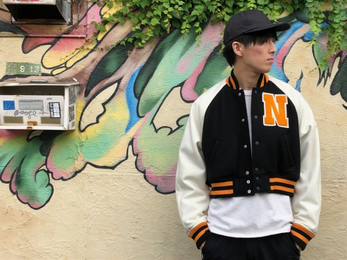 ネオンサインのSHOURT STUDIUM JUMPER