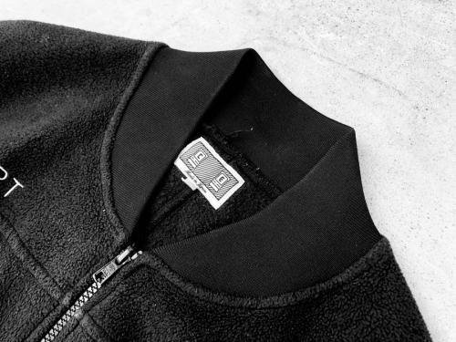 シーイーのバックプリントフリースジャケット