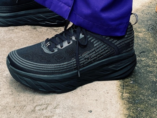 スニーカーのHOKA ONE ONE