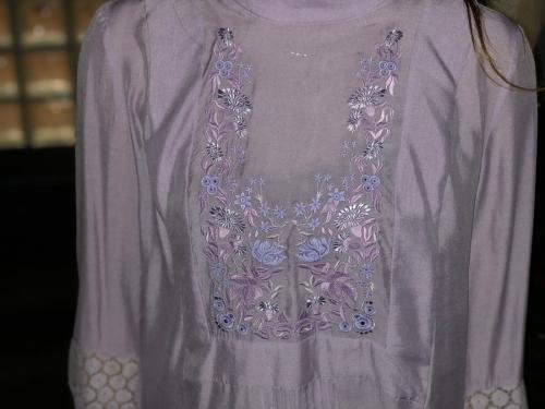 マメクロゴウチのボタニカルエンブロイダリーブラウス