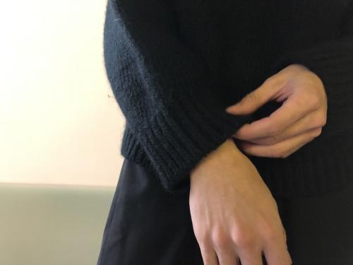 オーラリーのスーパミドルニットプルオーバー