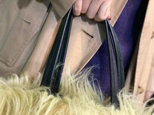 ビューティフル　ピープルのヘアリーファーレザーネームタグトート