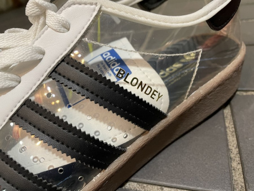 スニーカーのadidas