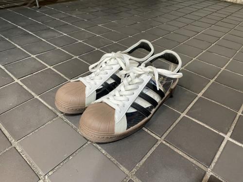adidasのアディダス