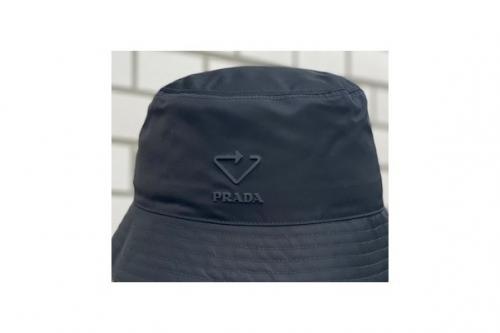プラダのリサイクルナイロンバケットハット