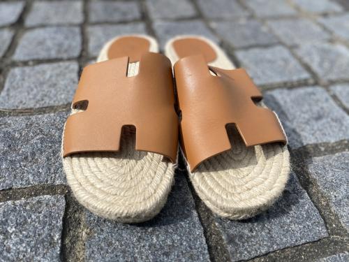 エルメスのアンティグアサンダル