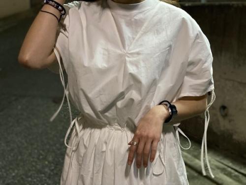 ギャザーブラウジングワンピースのレディース　芸能人　有名　