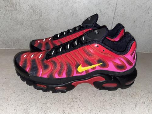 シュプリーム × ナイキのAIR MAX PLUS TN
