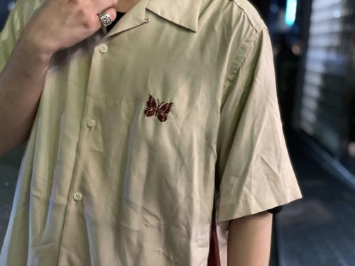 ニードルス × ステュディオスの別注パピヨンエンブレムS/Sシャツ