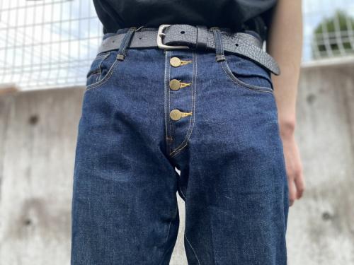 ネメスのニーデザインデニムパンツ