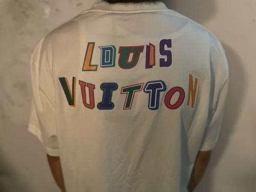 ルイ・ヴィトン × エヌビーエーのNBAフロントアンドバックレタープリントTシャツ
