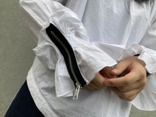 ジェーダブリューアンダーソンのプリーツドカラーブラウス