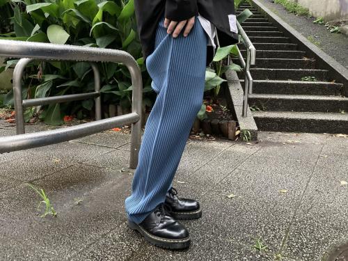 オム プリッセ イッセイ ミヤケのカラープリーツパンツ