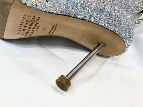 メゾンマルジェラのグリッターアンクルブーツ