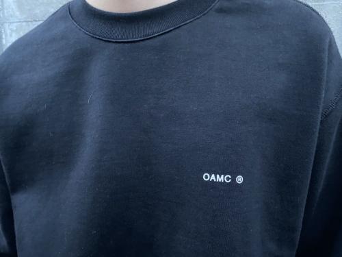 オーエーエムシーのマーククルーネックスウェット