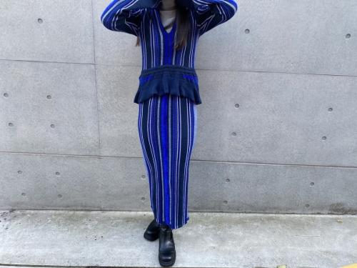 マメ クロゴウチのストライプハマグリニットペプラムドレス