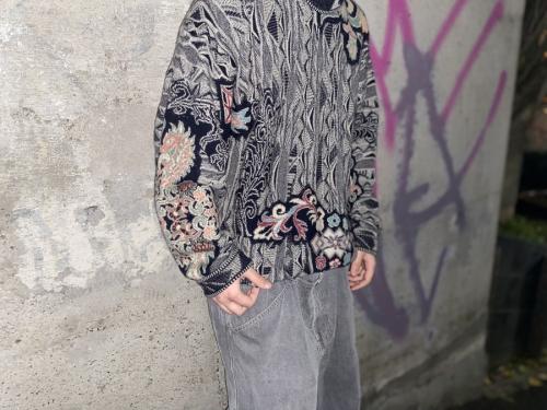 クージーのカシミヤ総柄ニット