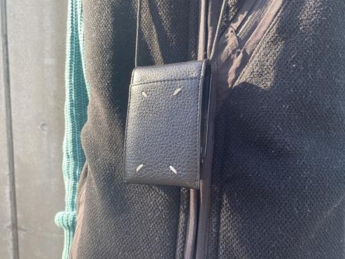 メゾンマルジェラのカードネックポーチ