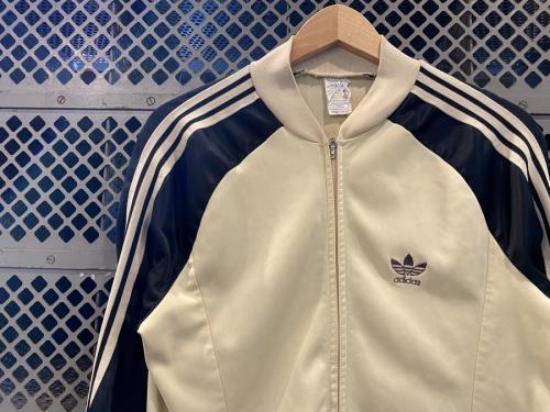 adidasのアディダス