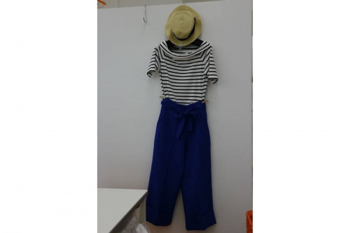 トレンドのミディスカート