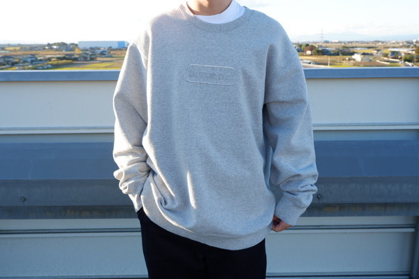 supreme Cutout Logo CrewneckMトップス - スウェット