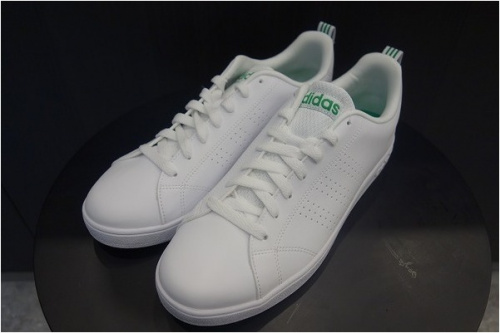 アディダスのスニーカー