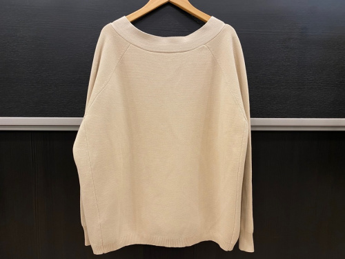 ドゥズィエムクラスのミドルゲージVネックニット