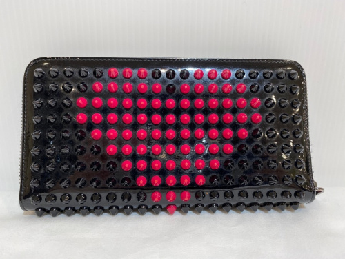 クリスチャンルブタンのベルテッドフラットシューズ