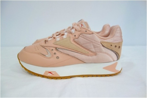 リーボックの厚底スニーカー