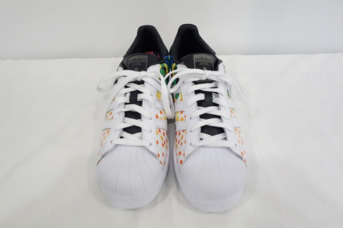 adidasのアディダス