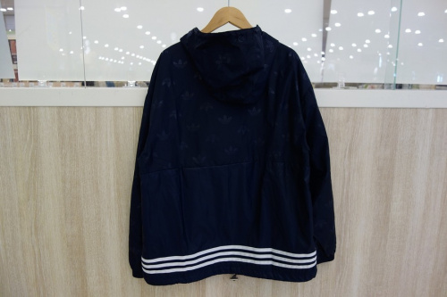 アディダスのアノラックパーカー