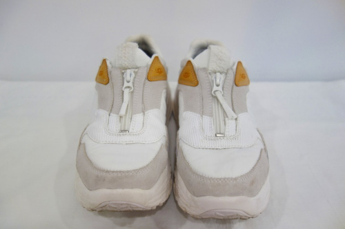 アグのダッドスニーカー