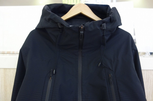 デザント オルテラインのシェルジャケット