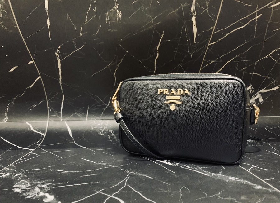 PRADA 黒レザー　ショルダーバッグ