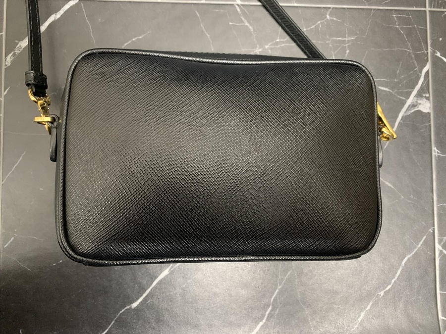 PRADA/プラダ】よりサフィアーノレザーショルダーバッグ（1BH036）が