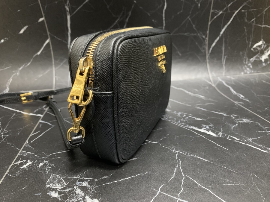 プラダセット売り　hiro PRADA/プラダ】よりサフィアーノレザーショルダーバッグ（1BH036）が