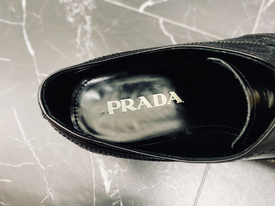 有名ブランド【PRADA/プラダ】よりウィングチップダービーシューズ