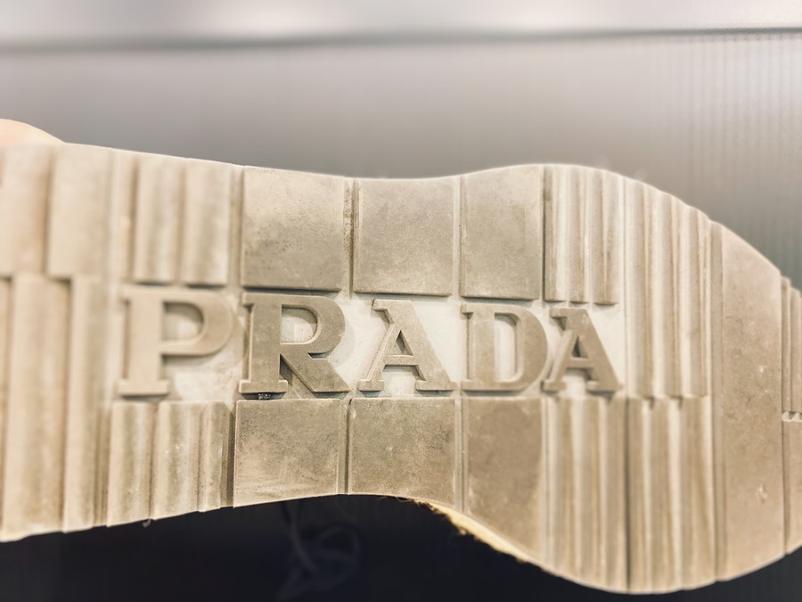 有名ブランド【PRADA/プラダ】よりウィングチップダービーシューズ