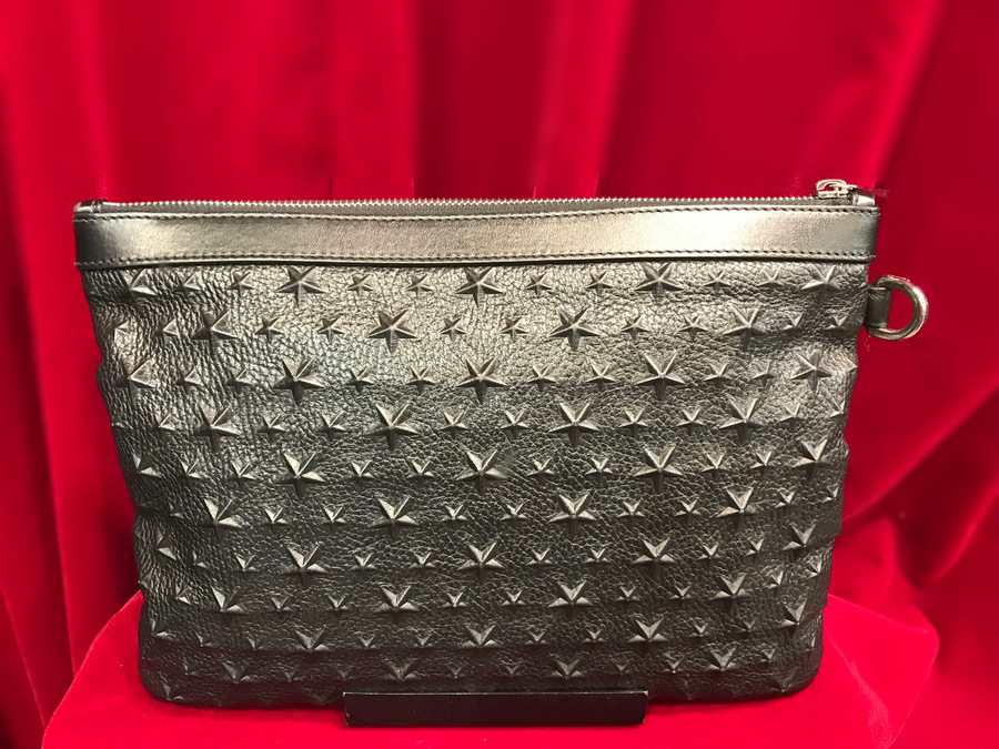 人気ブランド【JIMMY CHOO/ジミーチュウ】よりデレク スタッズクラッチ