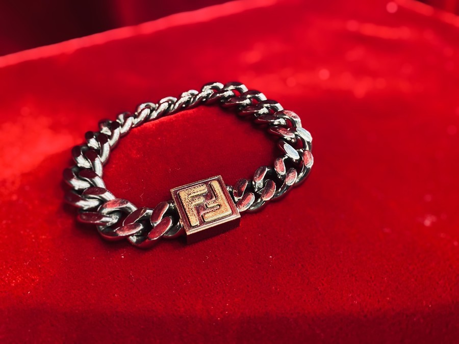 有名ブランド【FENDI/フェンディ】よりBRACELET CHAIN FF/ロゴチェーン