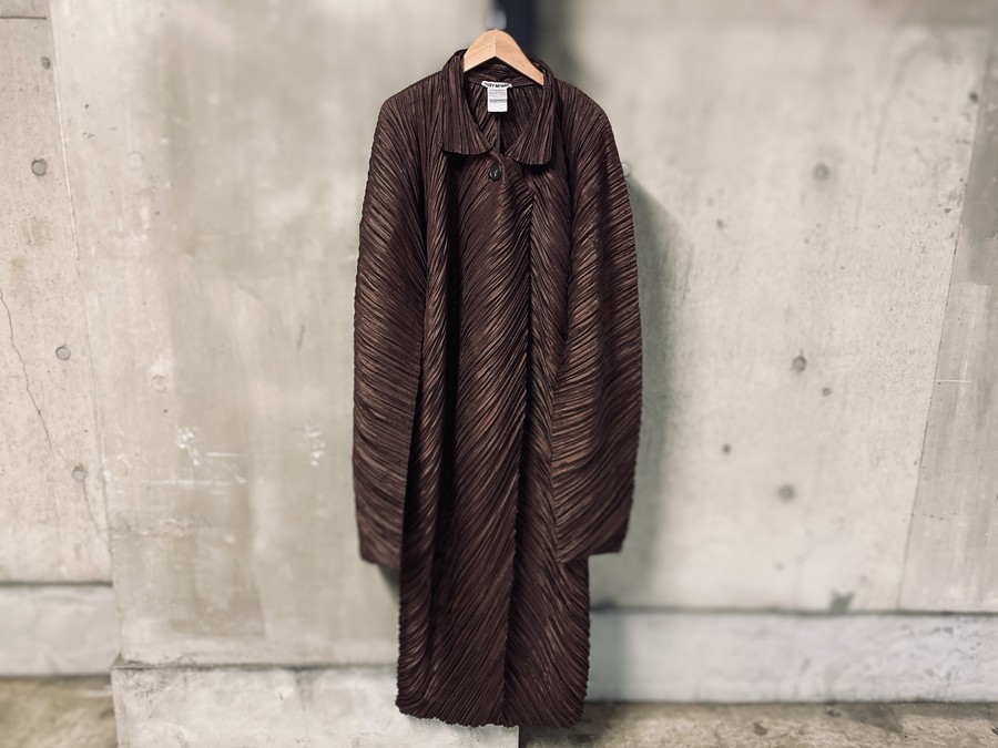 人気ブランド【ISSEY MIYAKE/イッセイミヤケ】よりプリーツコート(IM71