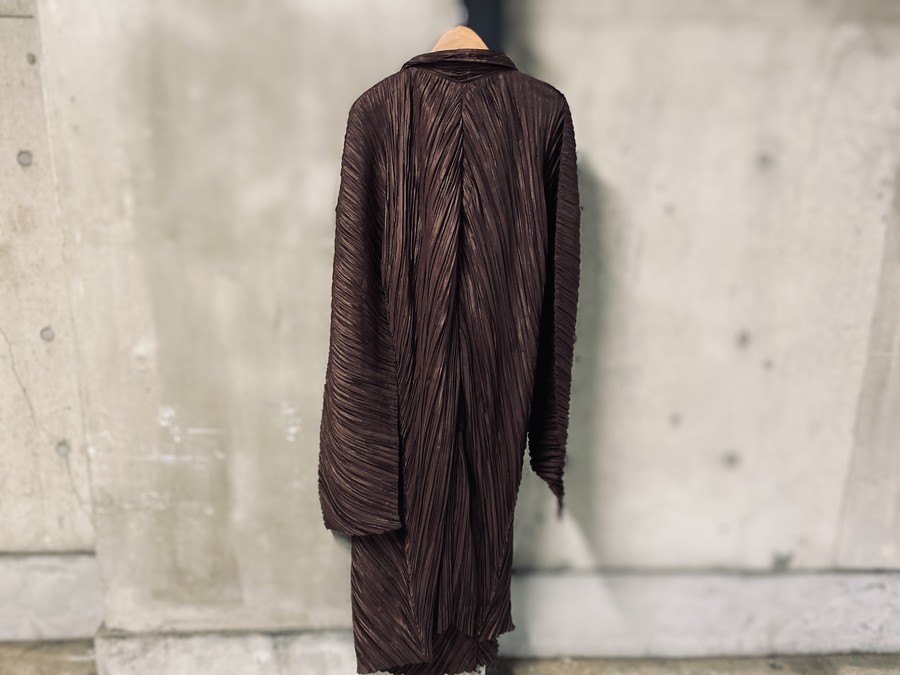 人気ブランド【ISSEY MIYAKE/イッセイミヤケ】よりプリーツコート(IM71