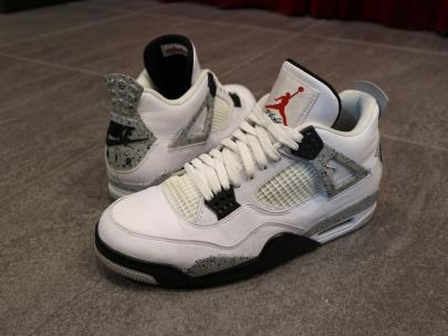 「ストリートブランドのNIKE AIR JORDAN 4 RETRO 」