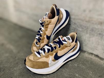 「スニーカーのNIKE × SACAI 」