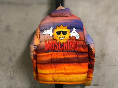 「インポートブランドのMOSCHINO × PALACE 」