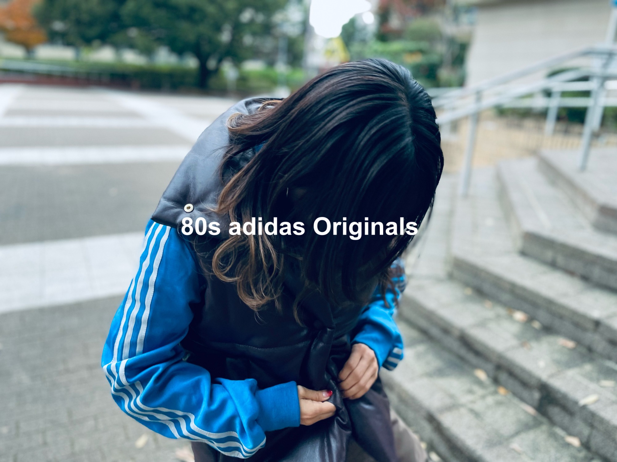 adidasトラックジャケットです。