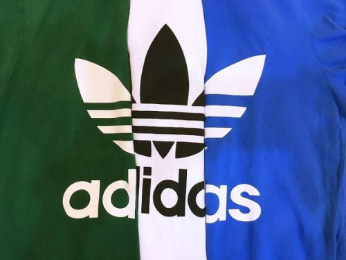 adidasのアディダス