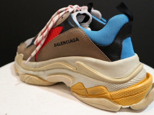 tripleSのスニーカー